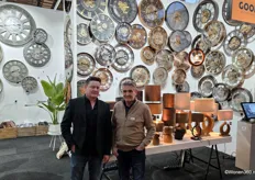 Marlon Hilferink en Marcel Damhuis presenteren de lampenkappen en klokkenwand van Goods by Goedegebuure.